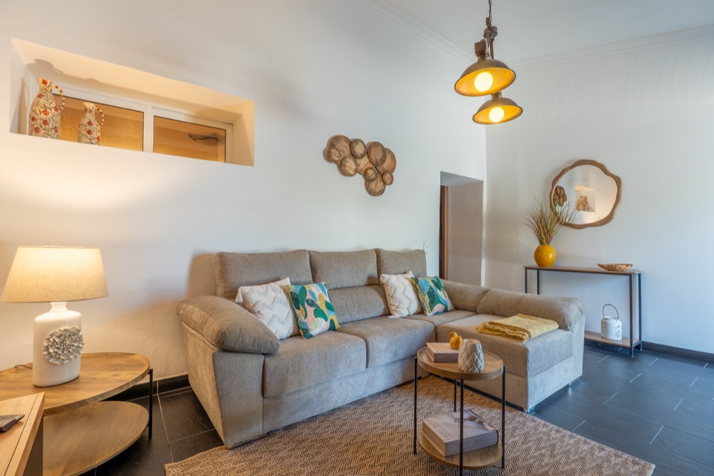 Sala de estar com sofá, televisão e lareira