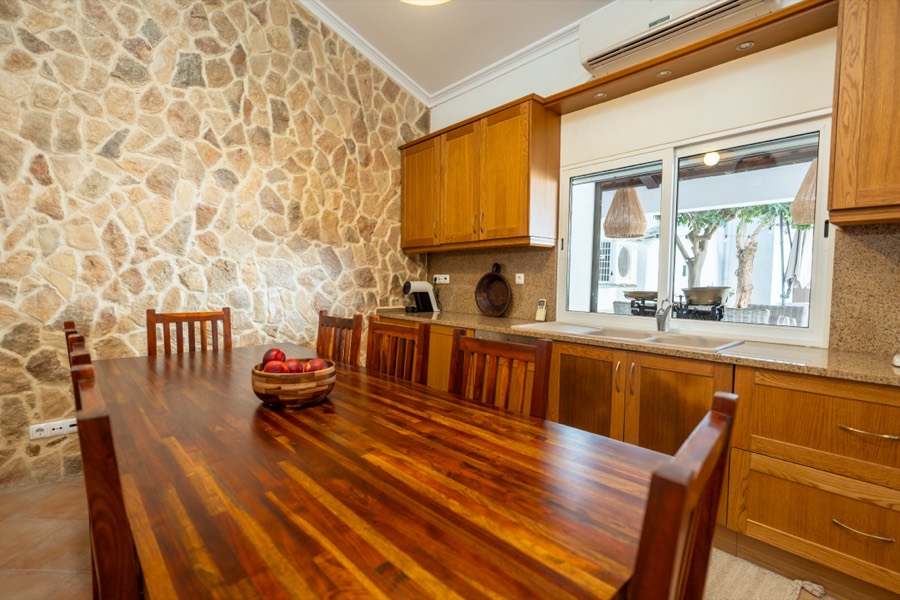 Cozinha com mesa de jantar e escada para o piso superior