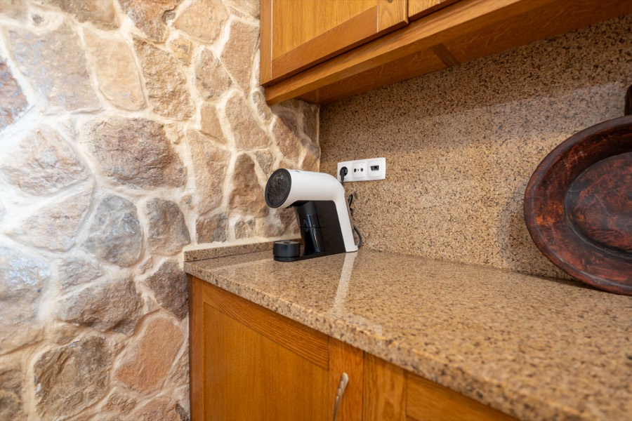 Pormenor da bancada da cozinha com máquina de café